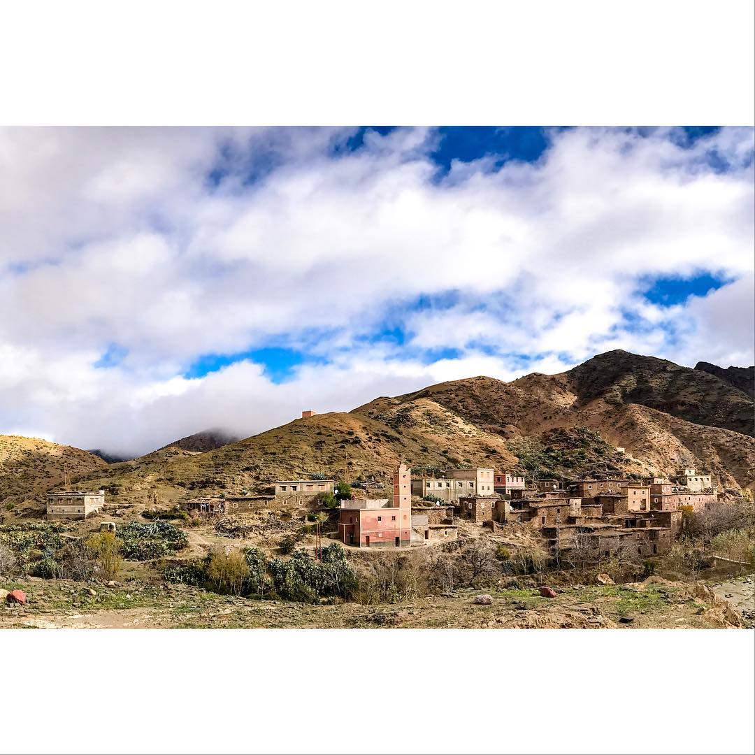 Rented a car and drove from #Marrakech to #Ouarzazate along the #Atlasmountains highway (highway meaning treacherous dirt track). The journey was littered with small #ruralvillages selling pottery and fossils. Considering it snows here all year round and the winds nearly took us off our feet I've finally found somewhere rougher than my home town to live. #traveldairies #travelphotography #backpacking #trip #wanderlust #nature #freedom #adventure #bucketlist #picoftheday #explorer #discover #explore