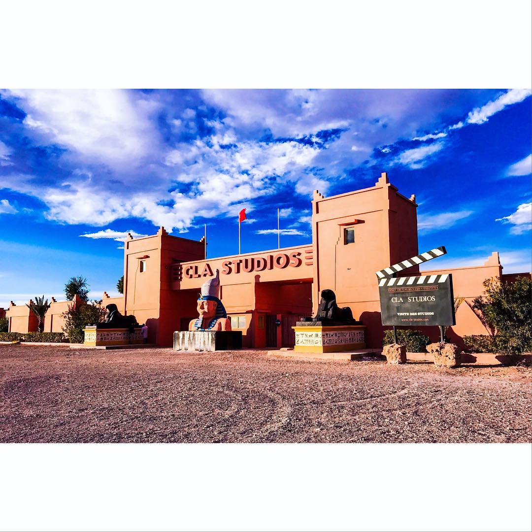 CLA #atlasfilmstudios in #Ouarzazate. Apparently referred to as the African #Hollywood. Not much to see here folks apart from the standard sign picture. You're better off taking your rental off road round the back.... way more fun. #travelgram #travel #instatravel #traveldairies #travelphotography #backpacking #trip #wanderlust #nature #freedom #adventure #bucketlist #picoftheday #explorer #discover #explore #filmmaking #themummy